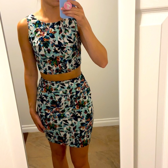 Floral 2-piece set. - Picture 2 of 2